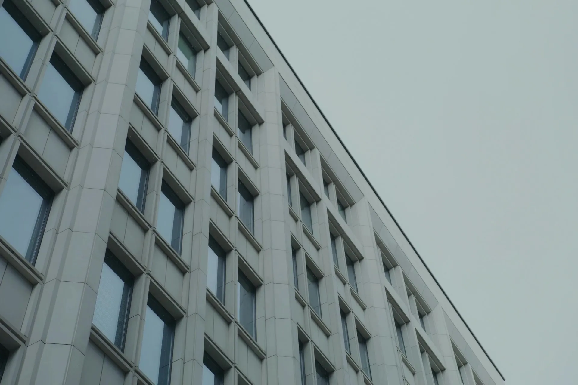 Façade d’un immeuble de bureaux sous un ciel couvert