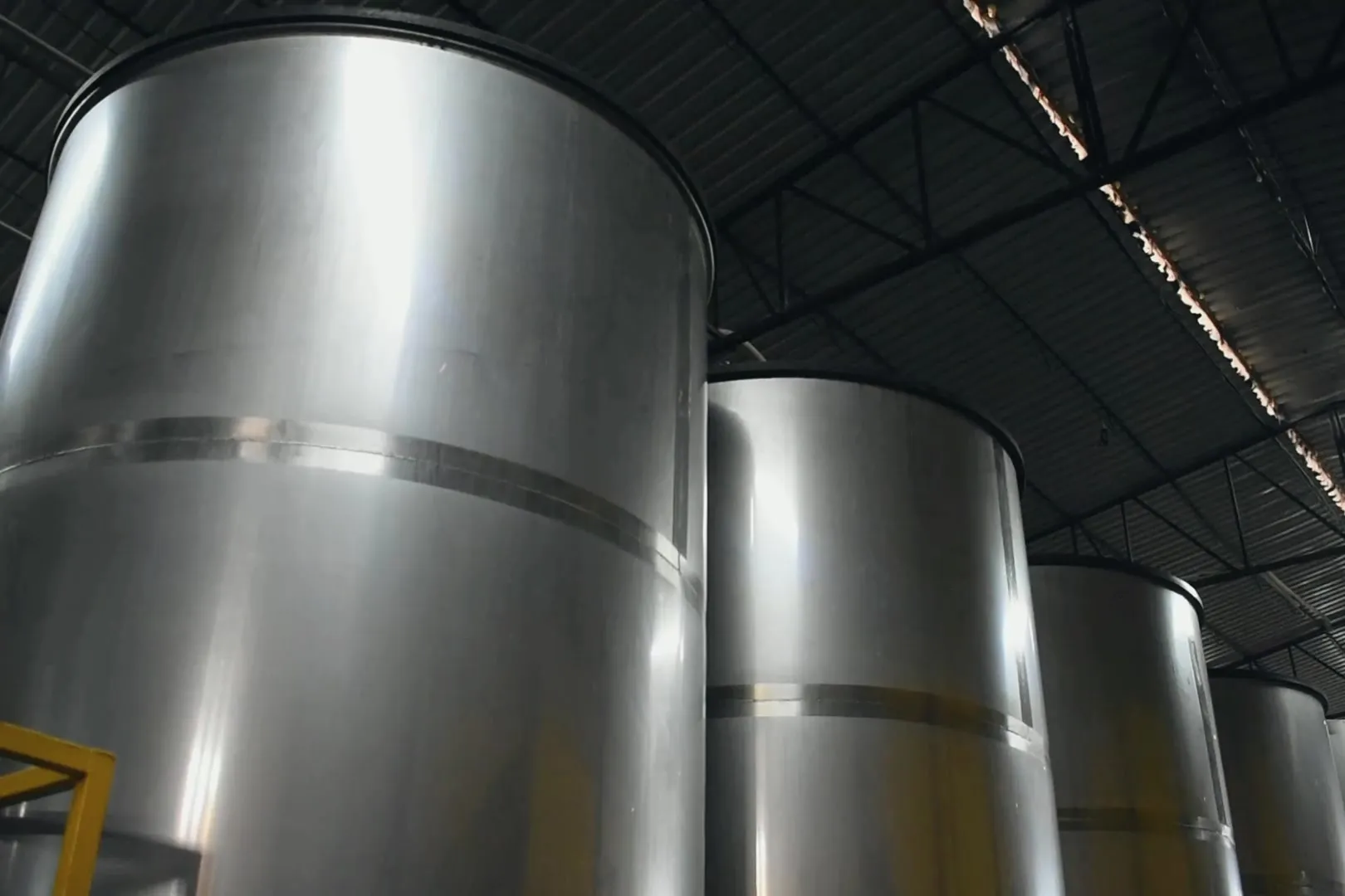 Cuves en inox dans un bâtiment industriel